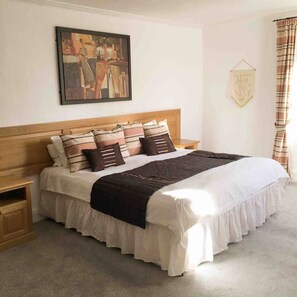 7 Bedroom House | 7 bedrooms, Egyptian cotton sheets, premium bedding - Vollie House (Thornhill)
