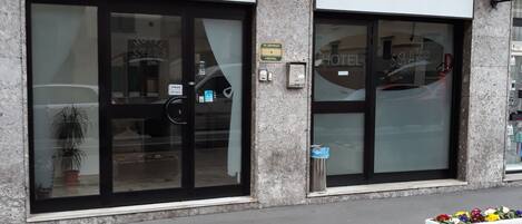 Vista frontal de la propiedad