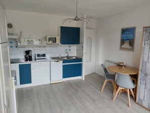 Fridge, microwave, oven, stovetop - Renovated studio cabin, equipped for 4 pers., private parking - Saint Cyprien (Saint-Cyprien)
