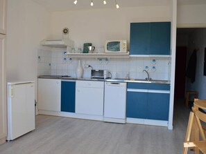 冷蔵庫、電子レ��ンジ、オーブン、コンロ