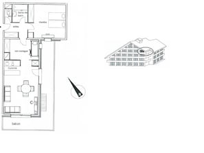 Plano de planta de un hotel con balcón, cocina, comedor, sala de estar, baño y escalera.