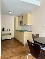 DecoraciĂłn personalizada, muebles diferentes y cortinas blackout