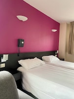 DecoraciĂłn personalizada, muebles diferentes y cortinas blackout