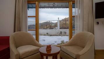 Una Smart TV, una chimenea, libros