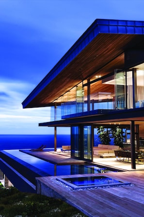 Outdoor pool, pool loungers - Compass Property Solutions (Knysna)