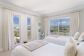 Hus Economy - 5 sovrum (Double Storey Luxury) | Sängtillbehör av högsta kvalitet och värdeförvaringsskåp på rummet