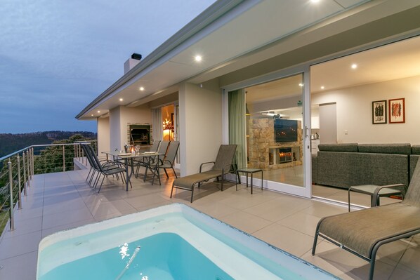 Utomhuspool och solstolar