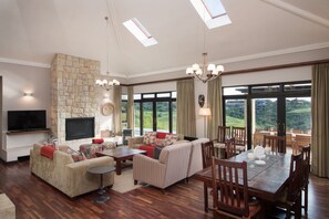 Lobby sitting area - Compass Property Solutions (Knysna)