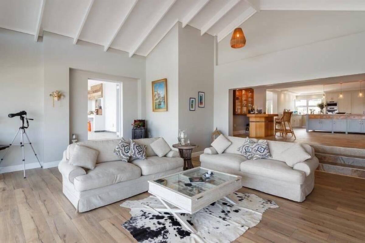 Maison, 4 chambres (Forecastle Retreat) | Aire de séjour | Téléviseur à écran plat de 39 po avec télévision par satellite