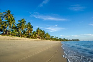 Na praia, espreguiçadeiras, toalhas de praia