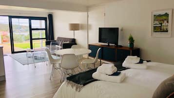 Superior Suite, 1 Bedroom | In-room dining