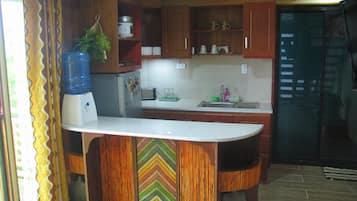 Een koelkast, een microgolfoven, een waterkoker, een broodrooster