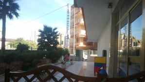 Um edifício com design moderno, destacando uma escadaria imponente e uma entrada em vidro.