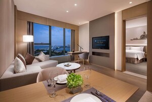 Minibar, caja de seguridad en la habitación y escritorio