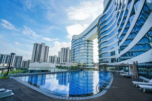 Outdoor pool, pool loungers - Wyndham Grand Plaza Royale Yuzhou Xiamen (Xiamen)