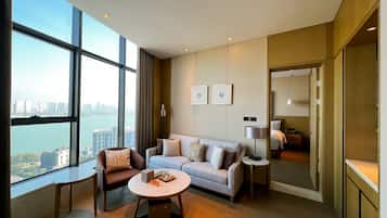 Familiesuite, flere senger, ikke-røyk, utsikt mot bukt | Minibar, safe på rommet, skrivebord og skrivebord for bærbar PC