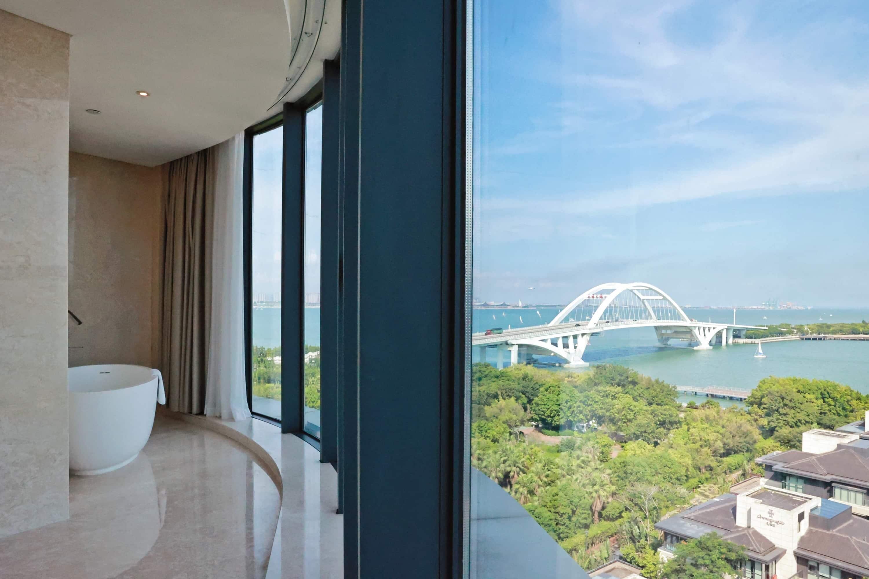 Een minibar, een kluis op de kamer, een bureau, een laptopwerkplek