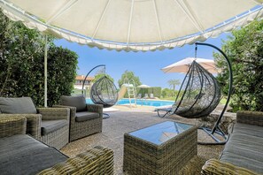 Outdoor pool, pool umbrellas, pool loungers - Orange Grove Villa (Nafplio)