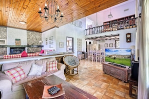 Vila exclusiva, 5 quartos | Área de estar | Smart TV 55 polegadas com canais digitais, TV, console de videogame