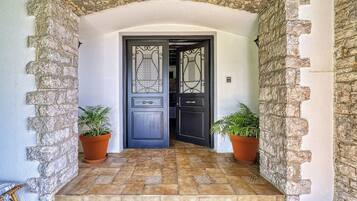 Pintu masuk properti