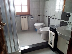 Combined shower/tub, hair dryer, bidet, towels - PRIMO PIANO, 8 POSTI, SI ANIMALI (Capo d'Orlando)