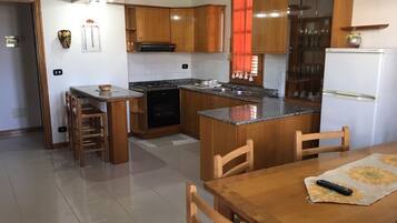 Réfrigérateur, four, plaque de cuisson