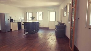 Fridge, microwave, oven, stovetop - Apartment in medieval residence with swimming pool (Sartène)