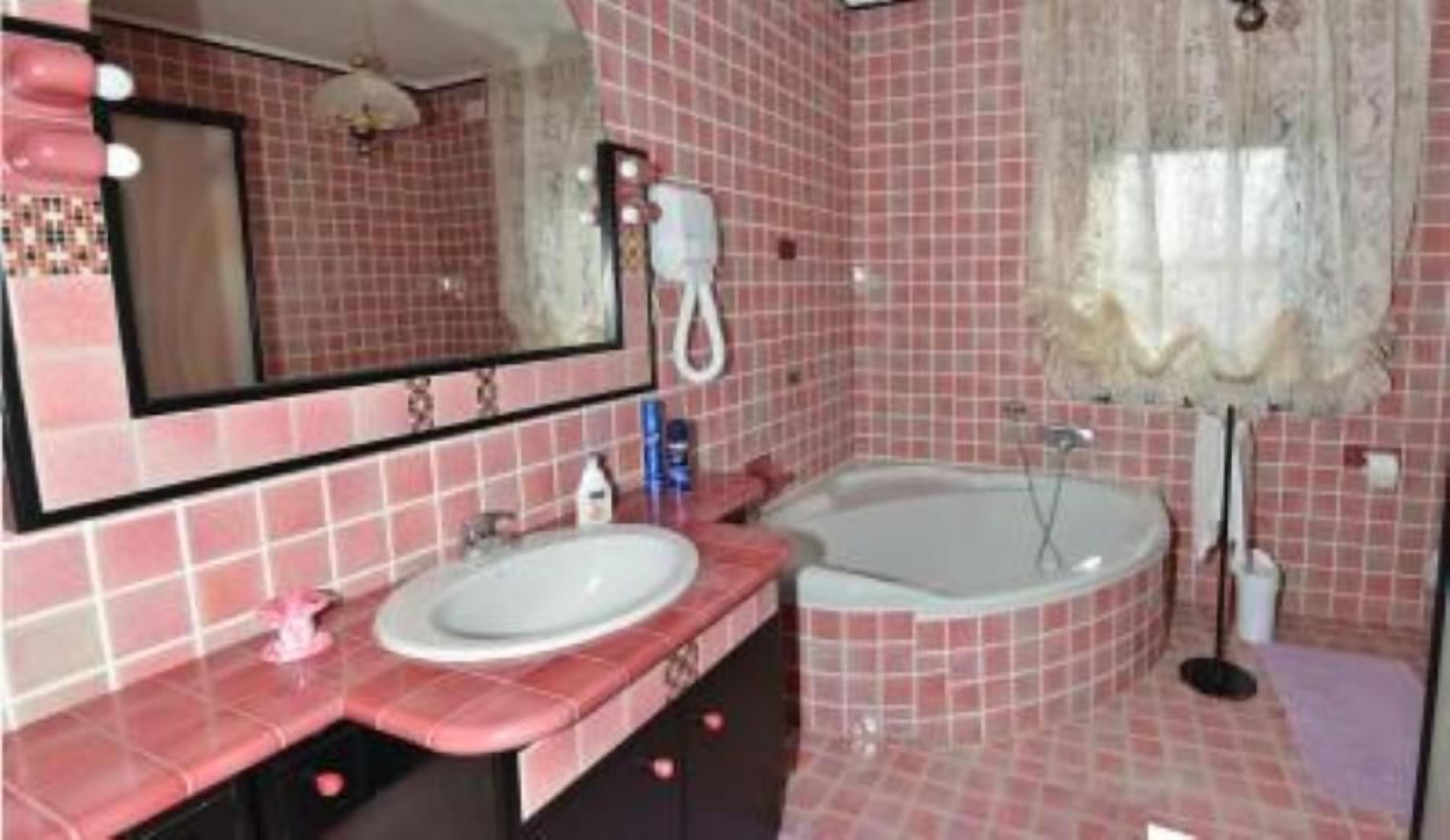 Villa with garden in residential area for rent