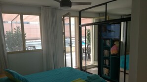 Una camera da letto con un letto, una libreria e vista all'esterno.