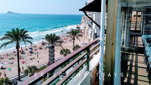 Un balcone con vista sulla spiaggia e sul mare.