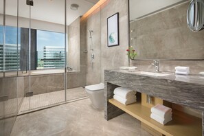 Suite, 1 très grand lit (Additional Living Area) | Minibar, coffre-fort, bureau
