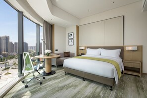 Minibar, in-room safe, desk, laptop workspace - Holiday Inn Zhengzhou Riverside by IHG (Zhengzhou)