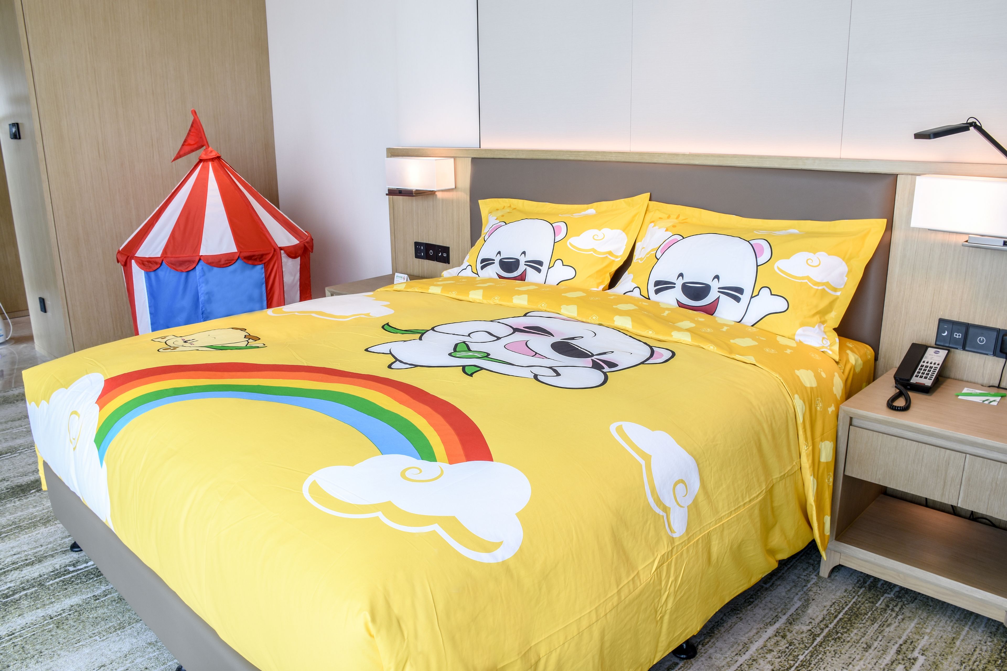 Familienzimmer, 1 King-Bett, Nichtraucher (Feature) | Badezimmer | Regendusche, kostenlose Toilettenartikel, Haartrockner, Bademäntel