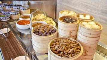 Daily buffet breakfast (CNY 108 per person)