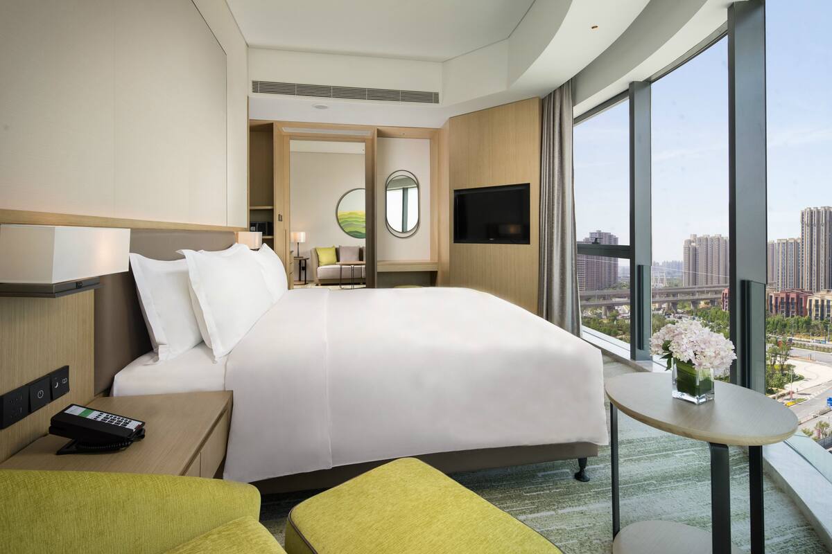 Suite, 1 King Bed (Additional Living Area)