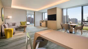 Suite, 1 cama King size (High Floor) | Minibar, caja de seguridad en la habitación y escritorio