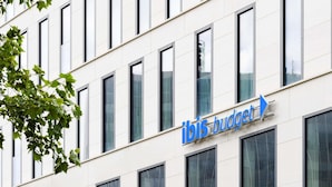 A building with a sign reading "IBIS BUDGET".