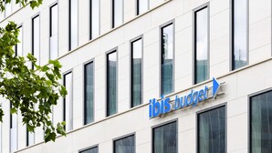 Un bâtiment sur lequel on peut lire l’inscription « IBIS BUDGET ».