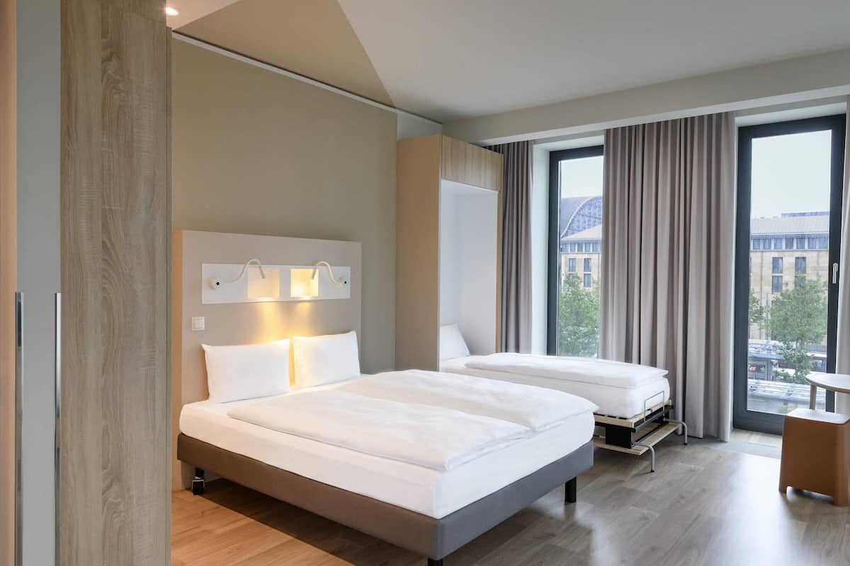 Habitación estándar, varias camas | Cortinas opacas, sistema de insonorización, wifi gratis y ropa de cama