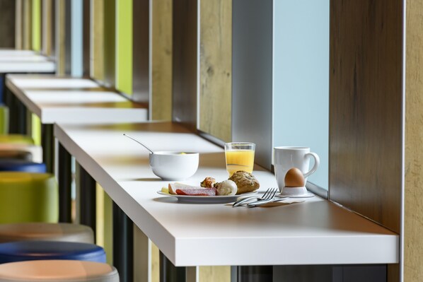 Petit déjeuner buffet (11 EUR par personne)