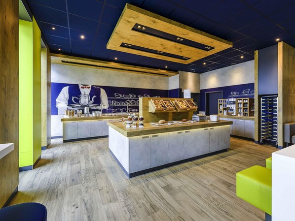 Petit déjeuner buffet (11 EUR par personne)
