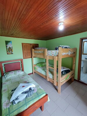 Kamar Triple Klasik, Beberapa Tempat Tidur, Bebas Asap Rokok | Setrika/meja setrika dan seprai linen