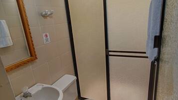 Double Room, 1 Double Bed, Non Smoking | Bathroom | Shower, rainfall showerhead, towels