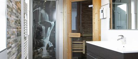 Chuveiro/banheira combinados, secador de cabelo, sabonete