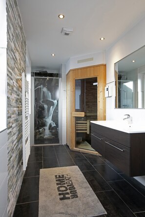 A modern bathroom with a glass shower enclosure, a wooden vanity, and a large mirror. - Villa Paradiso, outdoor whirlpool and sauna for exclusive use, 100m to the lake (Göhren-Lebbin)