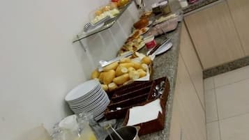 Café da manhã com buffet grátis todos os dias
