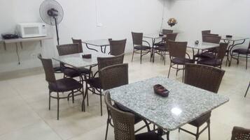 Café da manhã com buffet grátis todos os dias