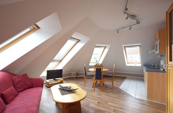 TV, stereo - Cozy apartment for 2 pers., central location, close to the beach, bicycle shed (Prerow)