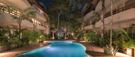 Piscine extérieure, parasols de plage, chaises longues