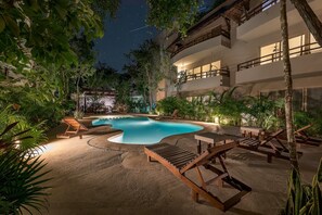 Outdoor pool, pool umbrellas, sun loungers - Agua De Mar by Tulumeando (Tulum)